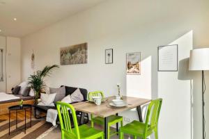 a dining room with a table and green chairs at Mina in Geratskirchen