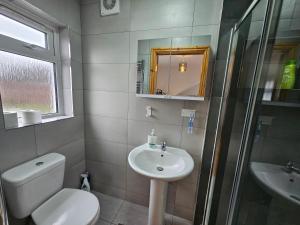 a bathroom with a toilet and a sink and a shower at Spacious 3-Bedroom House Near Leeds City Centre By Homebird Property Management Short Lets & Serviced Accommodation Leeds With En-Suite Bathrooms & Free Parking in Leeds