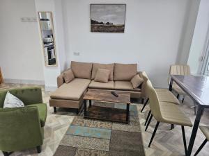 a living room with a couch and chairs and a table at Spacious 3-Bedroom House Near Leeds City Centre By Homebird Property Management Short Lets & Serviced Accommodation Leeds With En-Suite Bathrooms & Free Parking in Leeds