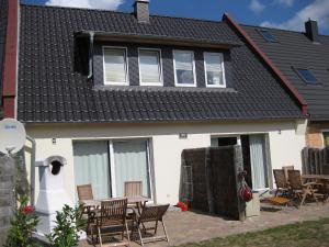 una casa blanca con techo negro en Haus Pruchten en Pruchten