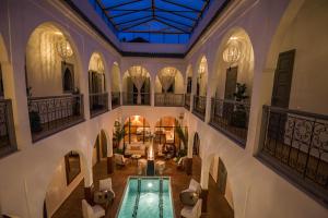 einem Innenpool in der Mitte eines Gebäudes in der Unterkunft Riad Utopia Suites And Spa in Marrakesch