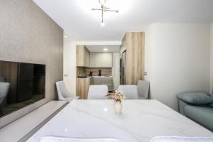 a dining room with a white table and chairs at Polán Living | New Apartment - B in Polán