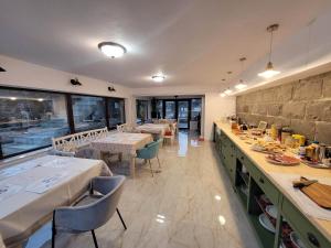 a restaurant with tables and chairs in a room at Aronson Villa Tusnad in Băile Tuşnad