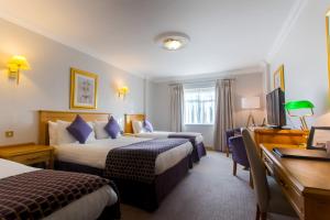 Un pat sau paturi într-o cameră la Ashdown Park Hotel