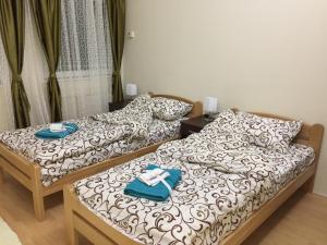 duas camas num quarto com toalhas em AMN Center Apartment em Belgrado