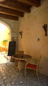 a room with a table and chairs and a chalkboard at Antichi Feudi Dimora D'Epoca in Teggiano