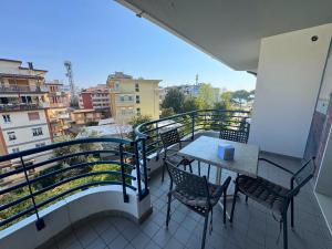 a balcony with a table and chairs on a balcony at Appartamenti La Croma in Grado