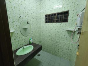 a bathroom with a sink and a shower at Raintown RR Homestay in Kamunting