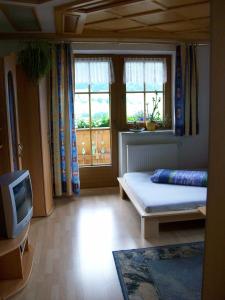 En eller flere senge i et værelse på Gästehaus Flörl