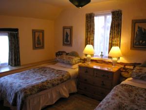 a bedroom with two beds and a dresser with two lamps at West Wing- Ukc4914 in Timberscombe +20 photos