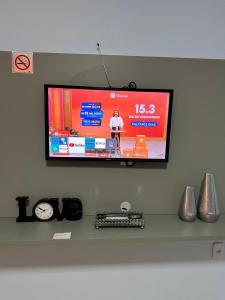 a flat screen tv hanging on a wall at Flat JK 101 in Juazeiro do Norte