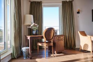 a room with a desk and a chair and a window at Hotel Hirschen in Freiburg-Lehen in Freiburg im Breisgau