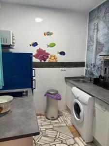 a bathroom with a washing machine in a kitchen at Apartamento Pacífico in Chipiona
