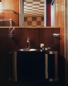 ein Badezimmer mit Waschbecken und Spiegel in der Unterkunft Hôtel Luxia & Spa in Paris