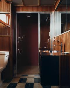 ein Badezimmer mit Dusche und Waschbecken in der Unterkunft Hôtel Luxia & Spa in Paris