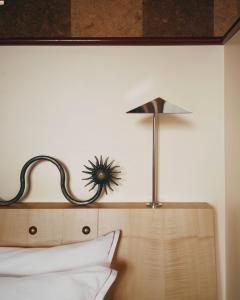 Ein Schlafzimmer mit einem Kopfteil, an dessen Wand eine Sonnenblume prangt. in der Unterkunft Hôtel Luxia & Spa in Paris + 2 Fotos