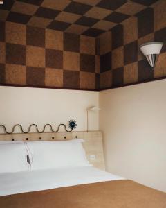 ein Schlafzimmer mit einem Schachbrett an der Decke in der Unterkunft Hôtel Luxia & Spa in Paris
