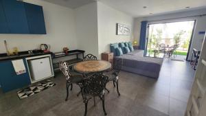 eine Küche und ein Wohnzimmer mit Tisch und Stühlen in der Unterkunft Hotel Oasis-Dream Holidays - La Petite France in San Bernardino