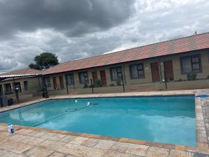 a large swimming pool in front of a building at Northam Square Mine Contractor Accommodation in Northam