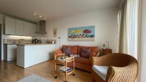 a living room with a couch and a kitchen at Accumer EE in Langeoog