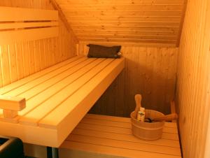 a small wooden sauna with a bucket in it at Ferienwohnungen Augustinerhof in Quedlinburg
