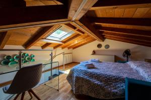 a bedroom with a bed and a window at El Fossadeu-Biassa-Cinque Terre in Biassa