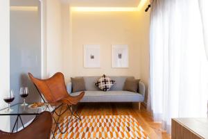 リスボンにあるALTIDO Graca Deluxe Apartmentsのリビングルーム(ソファ、ガラステーブル付)