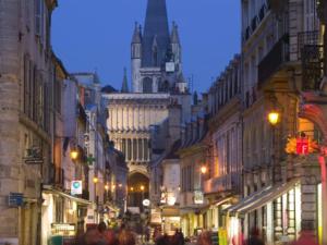 ディジョンにあるLe Cosy Musette - Rue Piétonneの夜の街路を歩く人々