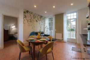 a living room with a table and yellow chairs at Gîtes de france le cosy saint pierre in Sées