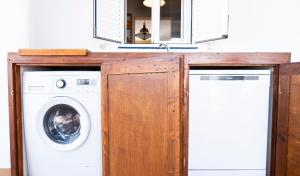 a laundry room with a washer and dryer at La terraza de Albatros in La Isleta del Moro