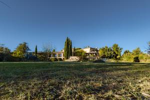 a house in the middle of a grassy field at Hotel Bellerive in Rasteau