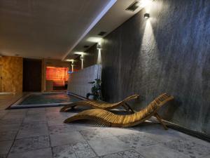 a wooden bench in a hallway with a wall at Wellness hotel - Viktorka, herecký dům in Česká Skalice