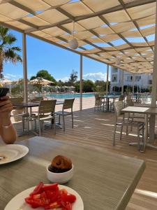 Ein Tisch mit Tellern voller Essen auf einer Terrasse in der Unterkunft Riad Meninx in Bin Rhilouf