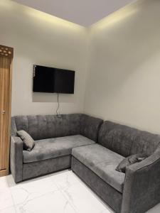 a living room with a couch and a flat screen tv at شقق الدار in Jeddah