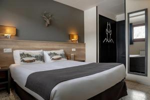 a bedroom with a large bed and a mirror at Hotel Austria by Pierre & Vacances in Soldeu