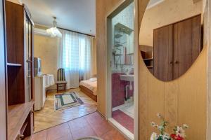 Koupelna v ubytování Aleksandria Hotel + 37 fotografií