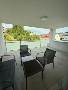 two chairs and a table on a balcony at Ferienwohnung 2 Stock Bad Schallerbach in Bad Schallerbach