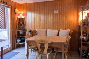 una sala da pranzo con tavolo e sedie in legno di La Cure de Vernamiège a Vernamiège