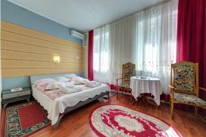 Postel nebo postele na pokoji v ubytování Aleksandria Hotel