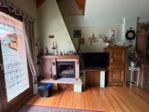 a living room with a fireplace and a television at Appartamento bambi abetone in Abetone