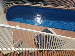 una vista aérea de una piscina con una escalera en Villa Gardenia mit Pool und traumhaftem Meerblick, en Santa Cristina d'Aro