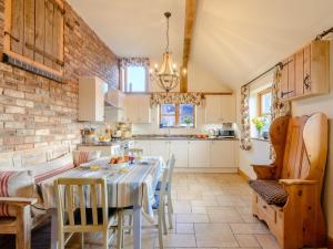 a kitchen with a table and chairs in a room at 2 Bed in Shrewsbury oc-77771 in Leighton +20 photos