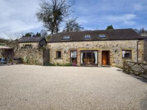 an old stone house with a large driveway at 2 Bed in Matlock oc-75893 in Smalley