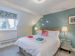 a bedroom with a large bed with pink and blue walls at 2 Bed in Bromyard oc-27478 in Pencombe