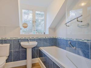 a bathroom with a sink and a tub and a toilet at 2 Bed in Bromyard oc-27478 in Pencombe +16 photos