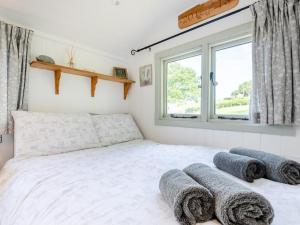 a bedroom with a white bed with a window at 1 Bed in Hereford oc-79575 in Byford