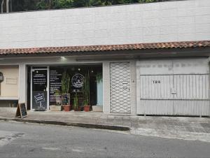 a store on the side of a street at Casa Tia Celinha e Cafeteria in Teresópolis