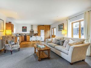 a living room with a couch and a table at 1 Bed in Ludlow oc-chl23 in Orleton