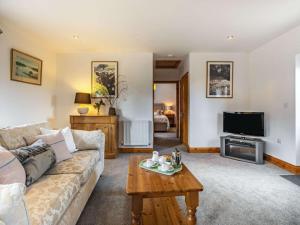 a living room with a couch and a coffee table at 1 Bed in Ludlow oc-chl23 in Orleton
