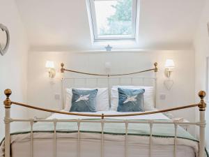 a bedroom with a white bed with two pillows at 1 Bed in Frome oc-91715 in Woolverton